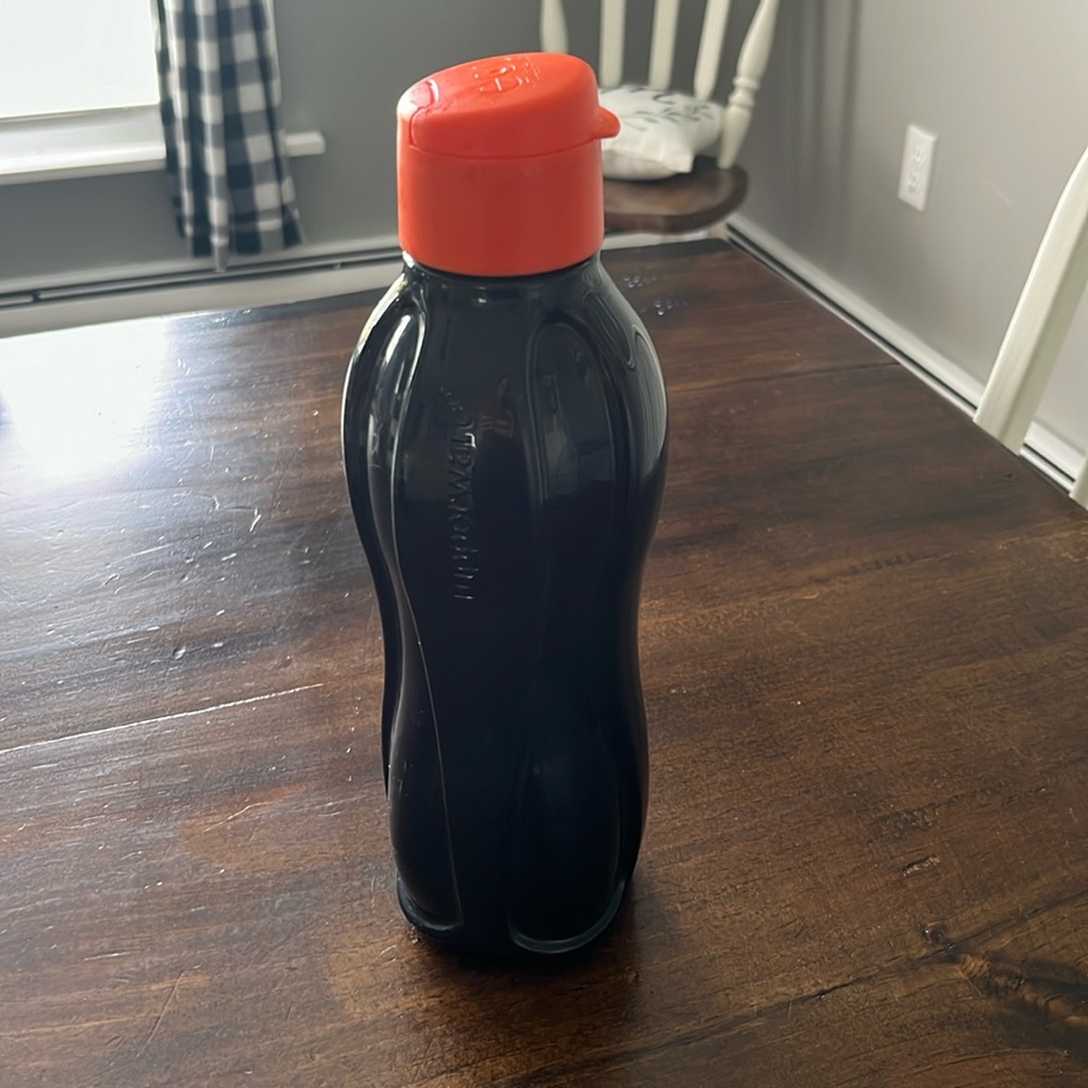 Large 32 oz Tupperware water bottle